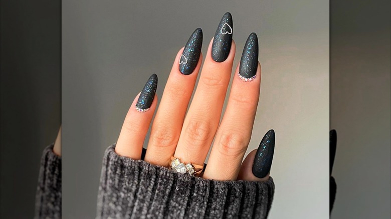 Uñas negras con brillo