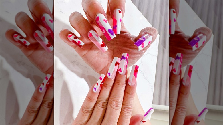 Arte de uñas con corazones.