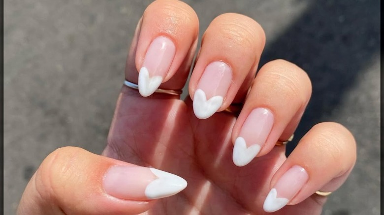 Manicura con punta francesa en forma de corazón.