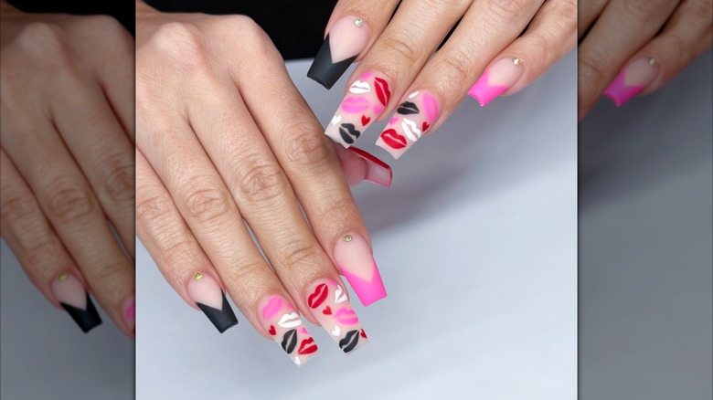 Arte de uñas con labios.