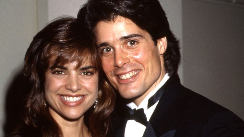 Lisa Rinna posa para una foto con Peter Barton en un evento en 1989
