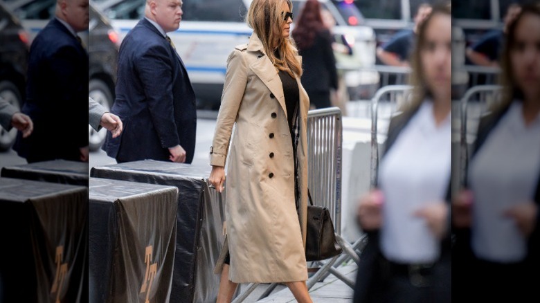Melania Trump porta un Birkin negro en Manhattan