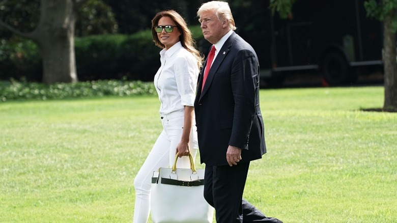 Melania y Donald Trump caminan por el césped de la Casa Blanca