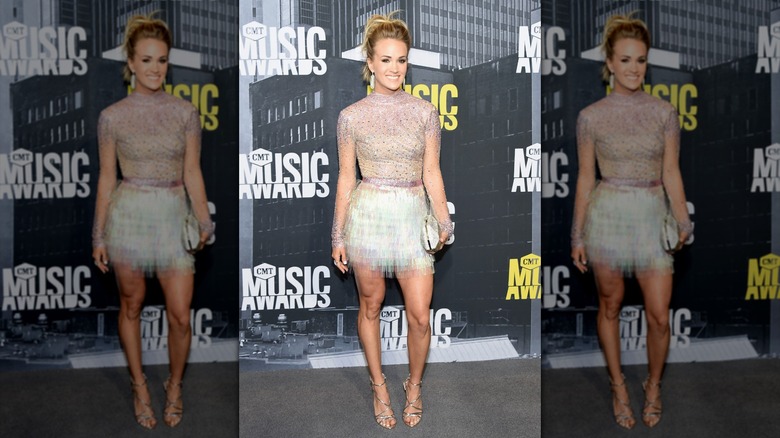 Carrie Underwood posa para fotos en la alfombra roja de los CMT Music Awards