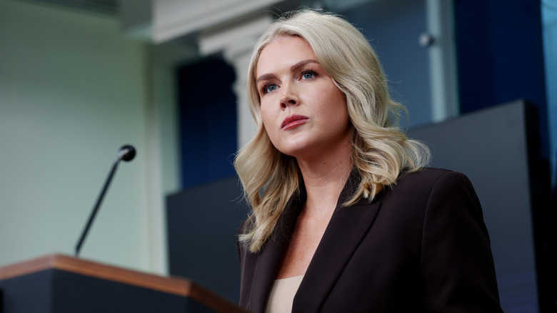 Karoline Leavitt con un blazer negro