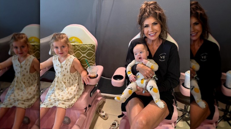 Kristi Noem posa con dos de sus nietos