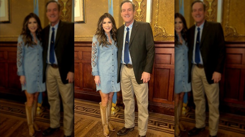 Kristi Noem posa para una foto con un vestido vaquero y botas camperas