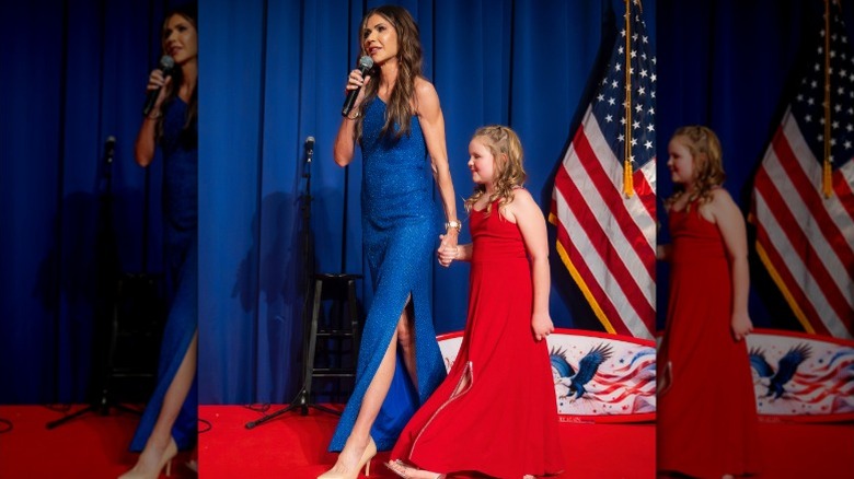 Kristi Noem en el escenario de un evento en Florida
