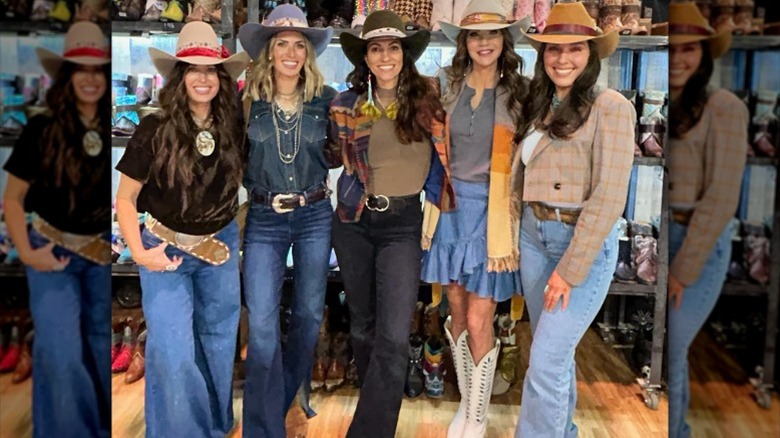 Kristi Noem posa con un grupo de mujeres en un rodeo