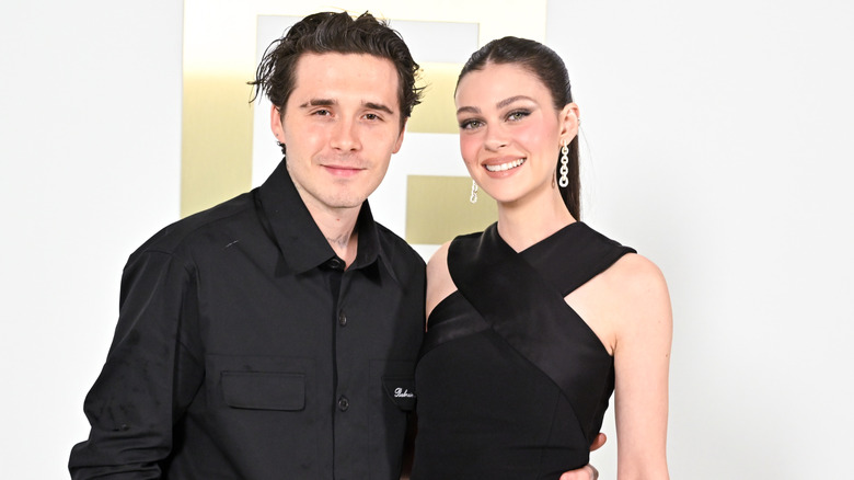 Brooklyn Beckham y Nicola Peltz posan juntas en el desfile Balmain Womenswear Primavera-Verano 2025