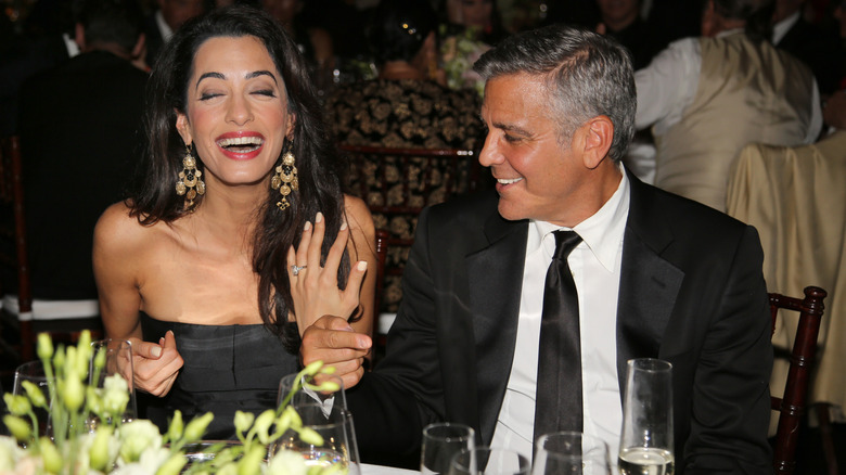 George Clooney (R) y su prometida Amal Alamuddin asisten a la gala Celebrity Fight Night que celebra Celebrity Fight Night en Italia en beneficio de la Fundación Andrea Bocelli y el Centro Muhammad Ali Parkinson el 7 de septiembre de 2014 en Florencia, Italia (2014)