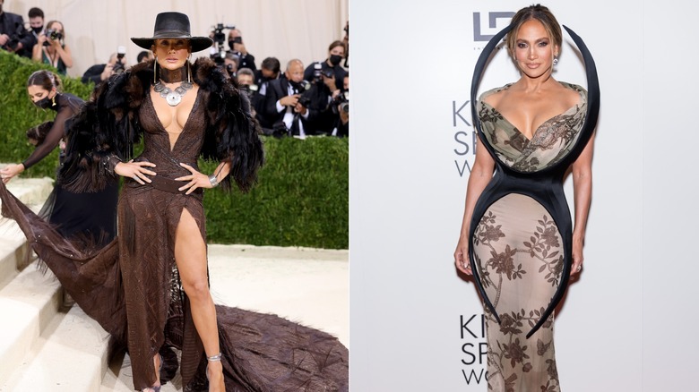 Jennifer López posa con un vestido y sombrero marrón y un vestido con un cinturón de araña abstracto