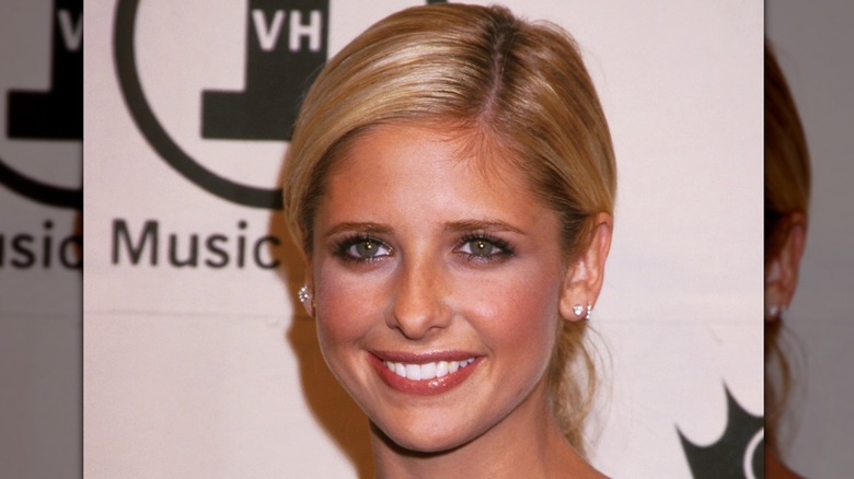 Sarah Michelle Gellar sonriendo en la alfombra roja