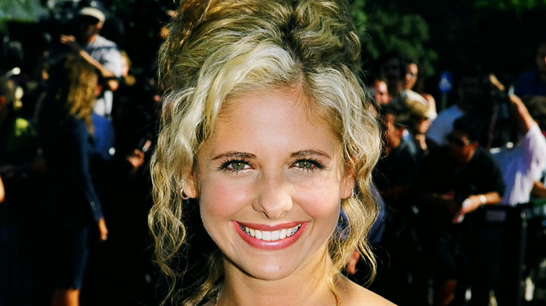 Sarah Michelle Gellar sonriendo en la alfombra roja