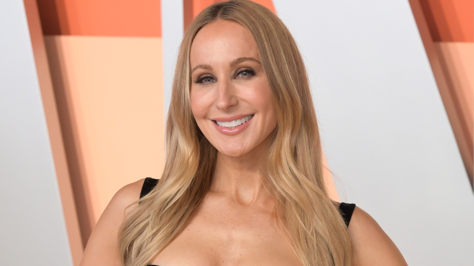 Las fotos lado a lado del rostro de Nikki Glaser hacen que su transformación en cirugía plástica sea innegable