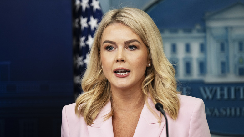 Karoline Leavitt con una chaqueta rosa