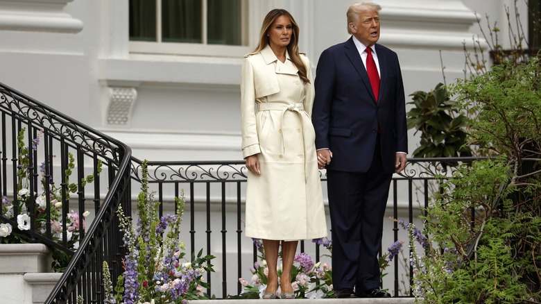 El presidente Donald Trump y la primera dama Melania Trump caminan desde el Balcón Truman durante el Egg Roll de la Casa Blanca en el jardín sur el 21 de abril de 2025 en Washington, DC (2025)