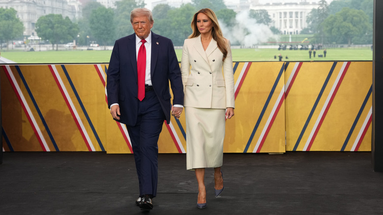 El presidente Donald Trump y la primera dama Melania Trump suben al escenario durante la celebración del 250 cumpleaños del ejército en el National Mall el 14 de junio de 2025 en Washington, DC (2025)