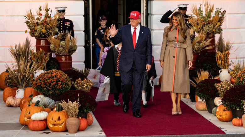 El presidente estadounidense Donald Trump y la primera dama Melania Trump repartieron dulces a los niños durante el evento anual de Halloween en la Casa Blanca en el jardín sur de la Casa Blanca el 30 de octubre de 2025 en Washington, DC (2025)