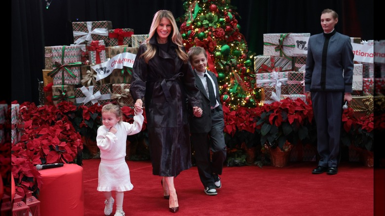 La Primera Dama Melania Trump llega para visitar a los pacientes y sus familias en el Hospital Nacional de Niños el 5 de diciembre de 2025 en Washington, DC (2025)