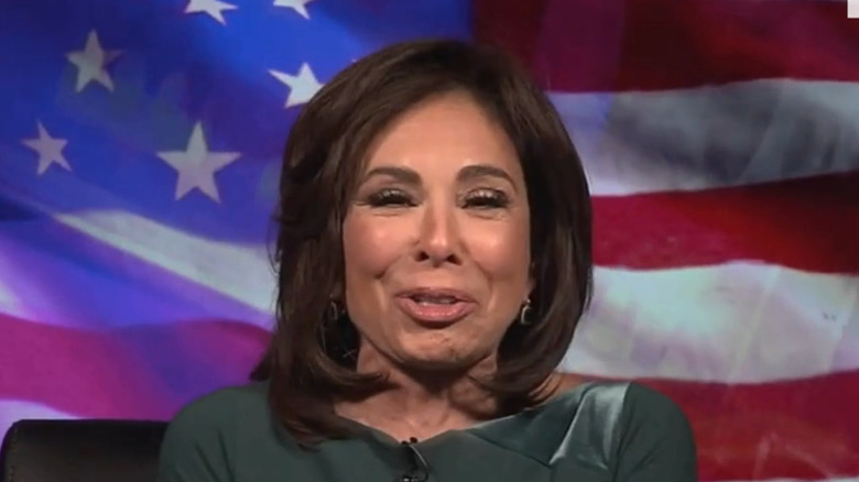 Jeanine Pirro con camiseta verde