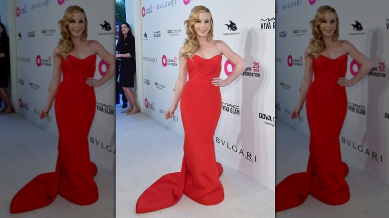 Tara Lipinski con un vestido rojo sin tirantes y cola