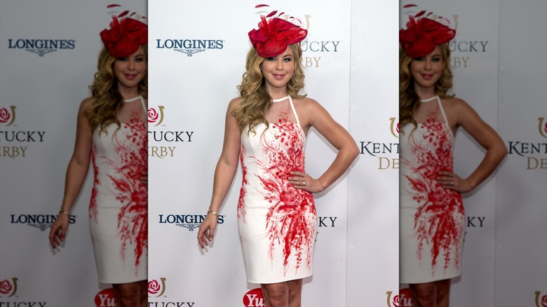 Tara Lipinski sonriendo con un tocado en el Derby de Kentucky