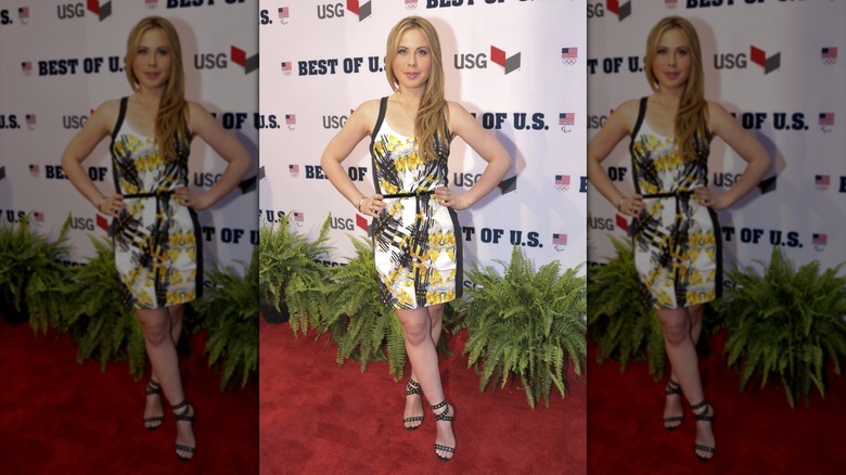 Tara Lipinski con un minivestido colorido y sandalias de tiras