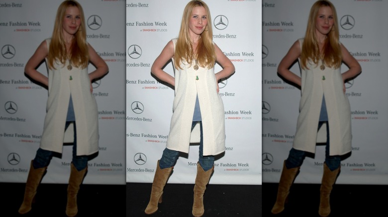 Tara Lipinski con un cárdigan extragrande con jeans ajustados y botas de ante
