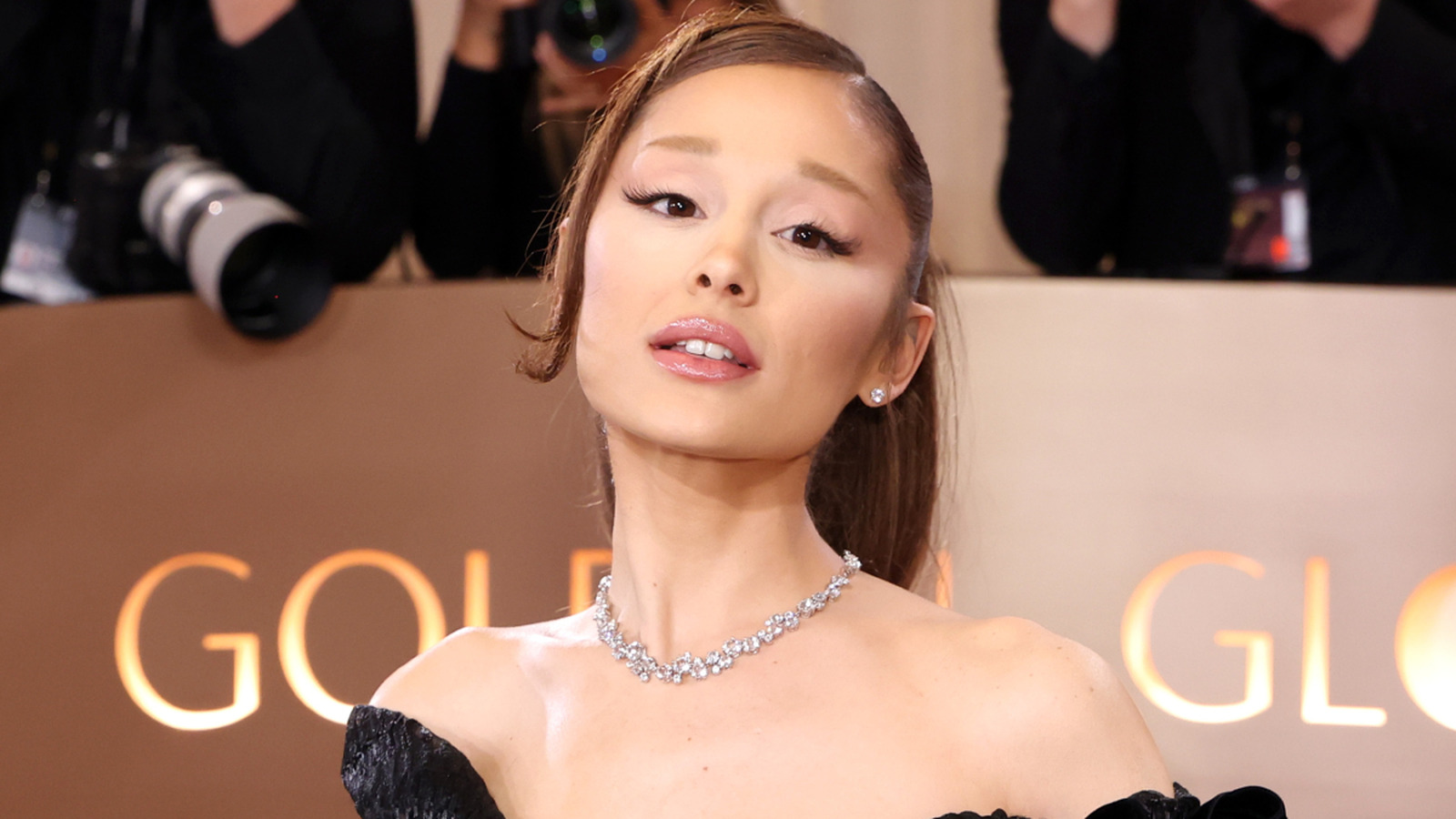 Ariana Grande es casi irreconocible al comparar fotos de 2016 y 2026