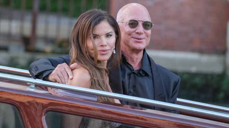 Se ve a Jeff Bezos y Lauren Sanchez saliendo del Hotel Aman para una fiesta en el Arsenale el 28 de junio de 2025 en Venecia, Italia (2025).