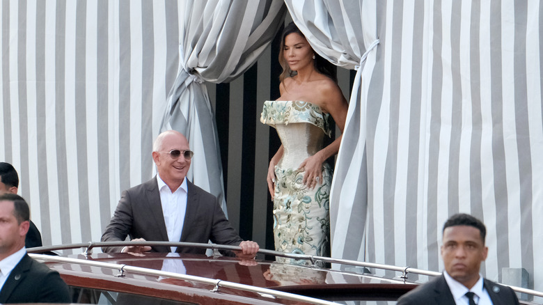 Se ve a Jeff Bezos y Lauren Sanchez saliendo del Hotel Aman en Venecia antes de la boda de Jeff Bezos y Lauren Sanchez el 26 de junio de 2025 en Venecia, Italia (2025)