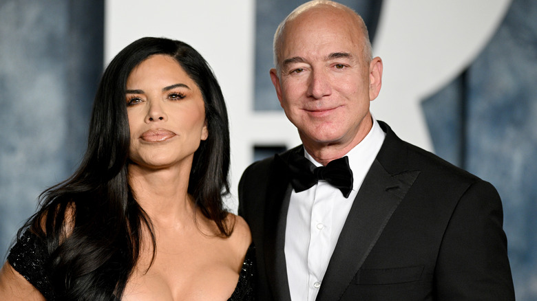 Lauren Sánchez (izq.) y Jeff Bezos asisten a la fiesta de los Oscar de Vanity Fair 2023 organizada por Radhika Jones en el Centro Wallis Annenberg para las Artes Escénicas el 12 de marzo de 2023 en Beverly Hills, California (2023)