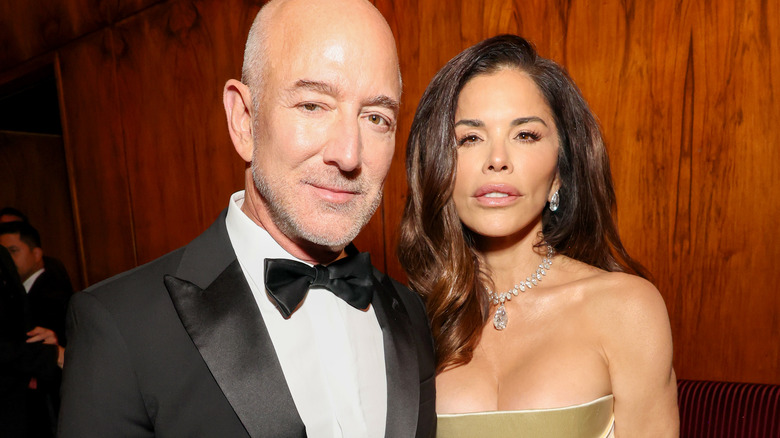 Jeff Bezos y Lauren Sánchez-Bezos asisten a la cuarta cena anual Caring for Women de la Fundación Kering en The Pool el 11 de septiembre de 2025 en la ciudad de Nueva York (2025)