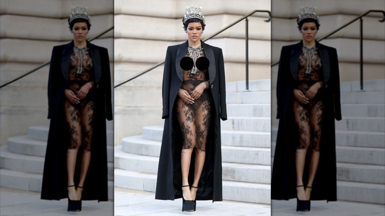 Teyana Taylor posa fuera de Schiaparelli