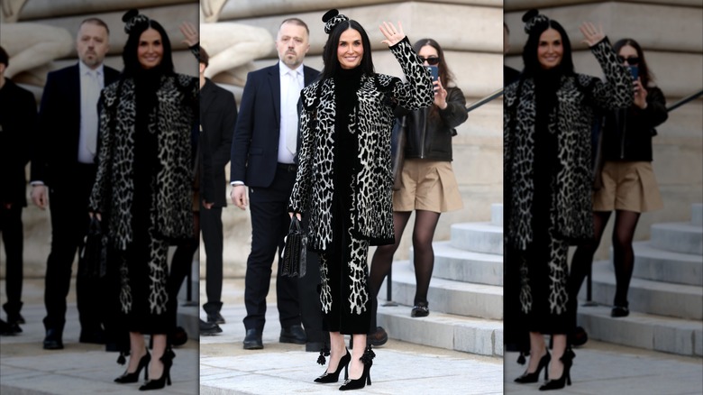 Demi Moore posa fuera del show de Schiaparelli