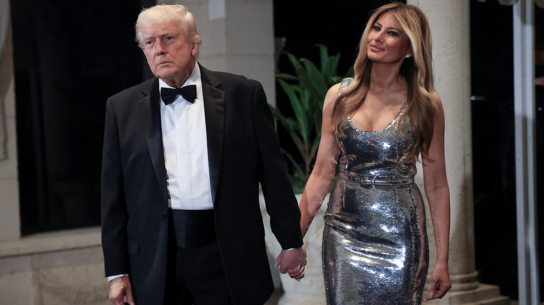 Donald y Melania Trump caminando