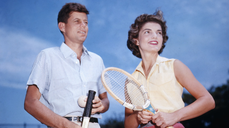 John F. Kennedy y Jackie Kennedy jugando al tenis