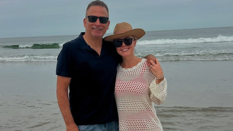 Karoline Leavitt posando con su marido Nicholas Riccio