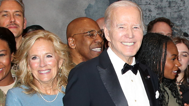 Jill Biden caminando detrás de Joe Biden