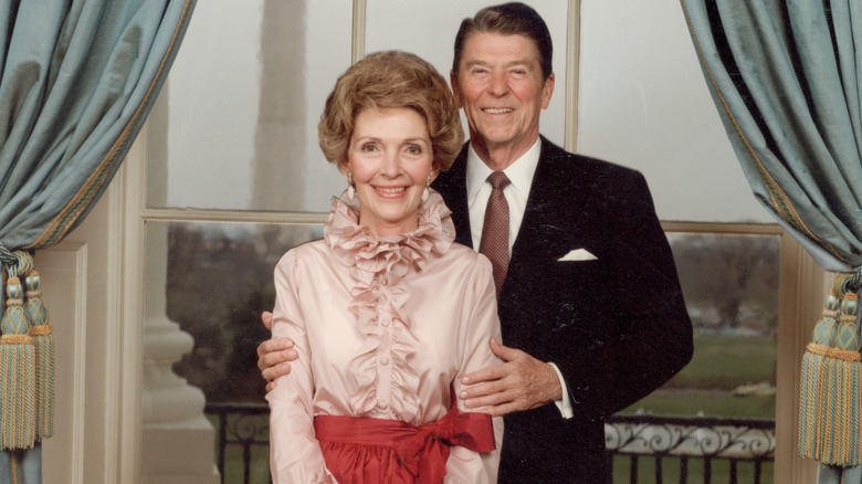 Ronald y Nancy Reagan sonriendo