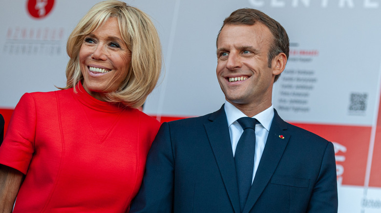 Emmanuel y Brigitte Macron posando juntos