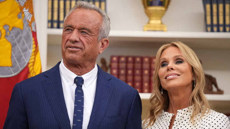 RFK Jr. y Cheryl Hines sonriendo juntos
