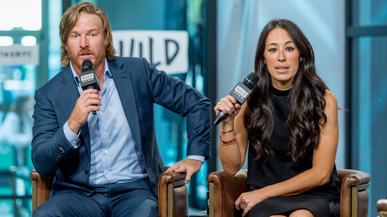 Chip y Joanna Gaines hablando por micrófonos