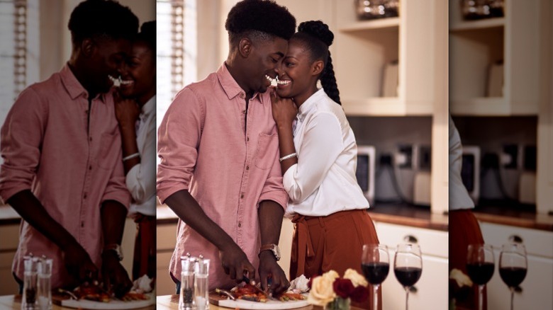 Una pareja prepara comida en la cocina.
