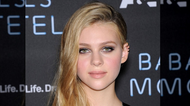 Nicola Peltz con cabello rubio