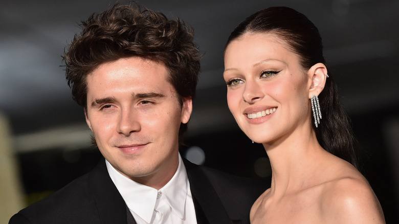 Brooklyn Beckham y Nicola Peltz sonriendo
