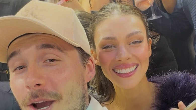 Brooklyn Beckham y Nicola Peltz sonriendo