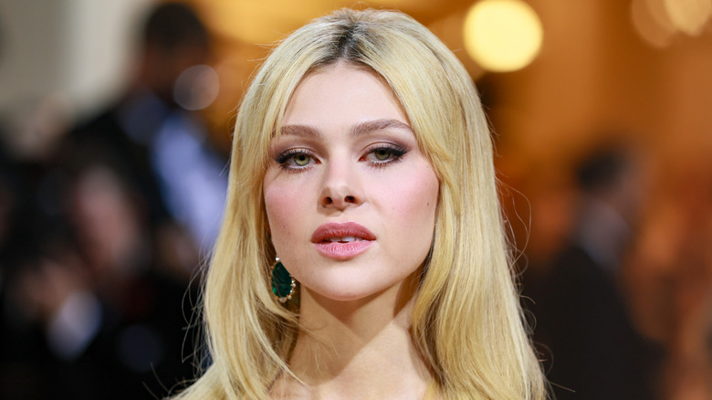 Nicola Peltz con lápiz labial rosa