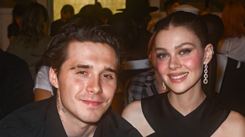 Brooklyn Beckham y Nicola Peltz vistiendo de negro